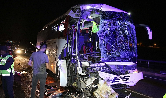 Uşak'ta yolcu otobüsü tıra arkadan çarptı, 1 kişi öldü, 43 kişi yaralandı