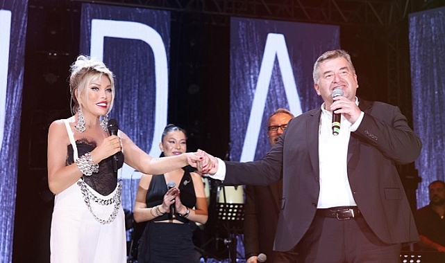 Ajda Pekkan ve Sıla on binlerce Çeşmeli’ye konser verdi