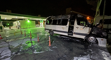 Akaryakıt istasyonu bitişiğinde yanan minibüs kullanılmaz hale geldi