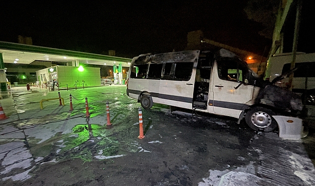 Akaryakıt istasyonu bitişiğinde yanan minibüs kullanılmaz hale geldi