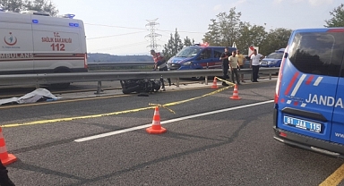 Bariyerlere çarpan motosikletteki 2 genç öldü