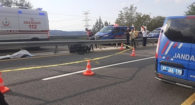 Bariyerlere çarpan motosikletteki 2 genç öldü