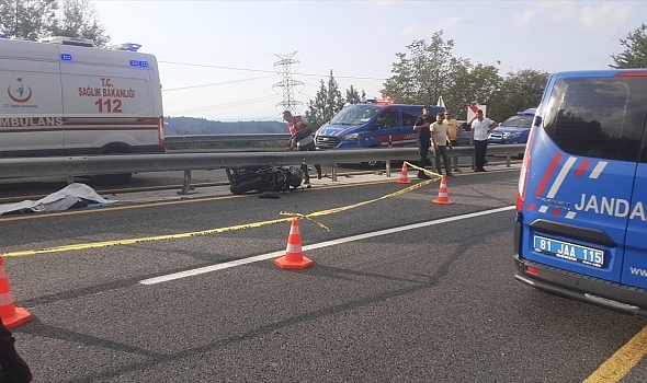 Bariyerlere çarpan motosikletteki 2 genç öldü