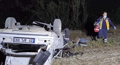 Denizli'de devrilen otomobildeki 2 kişi öldü, 1 kişi yaralandı