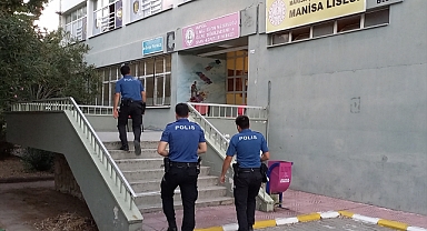 Ehliyet sınavına kopya düzeneğiyle girmek isteyen kişi yakalandı