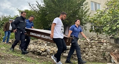 Evinde çıkan yangında dumandan etkilenen yaşlı kadın öldü