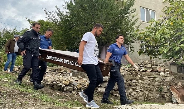 Evinde çıkan yangında dumandan etkilenen yaşlı kadın öldü