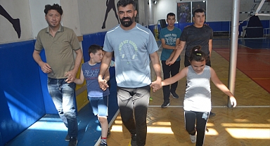 İşitme engelli milli atlet, otizmli çocukların gelişimine katkı sunuyor
