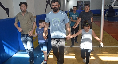 İşitme engelli milli atlet, otizmli çocukların gelişimine katkı sunuyor