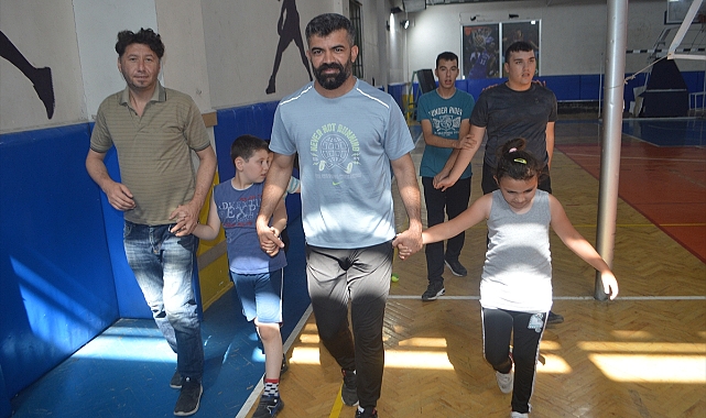 İşitme engelli milli atlet, otizmli çocukların gelişimine katkı sunuyor