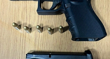 İzmir'de bir kişiyi silahla gasbettikleri öne sürülen 3 şüpheli yakalandı