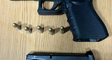 İzmir'de bir kişiyi silahla gasbettikleri öne sürülen 3 şüpheli yakalandı