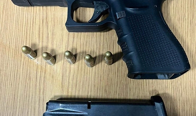 İzmir'de bir kişiyi silahla gasbettikleri öne sürülen 3 şüpheli yakalandı