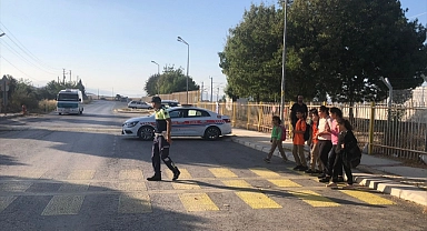 İzmir'de jandarma ekipleri okul ve çevresini denetledi