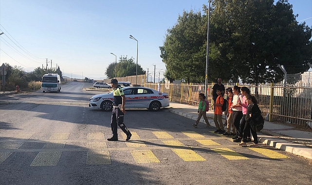 İzmir'de jandarma ekipleri okul ve çevresini denetledi