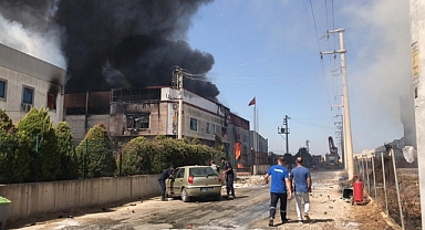 İzmir'de kozmetik fabrikasında başlayan yangın kontrol altına alındı