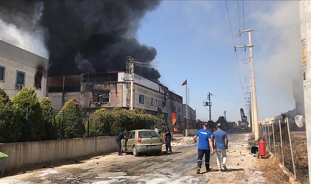İzmir'de kozmetik fabrikasında başlayan yangın kontrol altına alındı