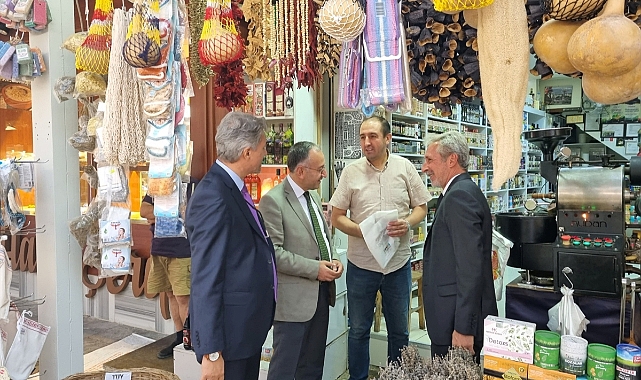 İzmir Müftüsü Salih Sezik, Kemeraltı esnafını ziyaret etti