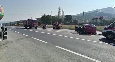 Kamyon ile otomobilin çarpıştığı kazada 3 kişi yaralandı