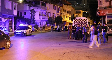Kavgaya müdahale eden polis bıçakla yaralandı