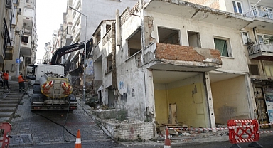 Konak’ta tehlike saçan bina yıkıldı