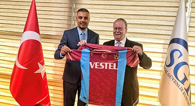 Kurt, Alman meslektaşına Trabzonspor forması hediye etti