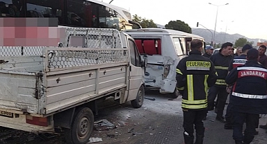 Minibüs ve kamyonetin çarpıştığı kazada 1 kişi öldü,