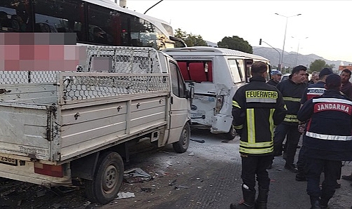 Minibüs ve kamyonetin çarpıştığı kazada 1 kişi öldü,