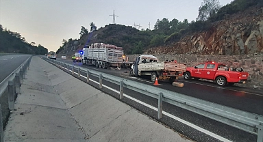 Muğla'da kamyonetin çekiciye çarptığı kazada 1 kişi öldü