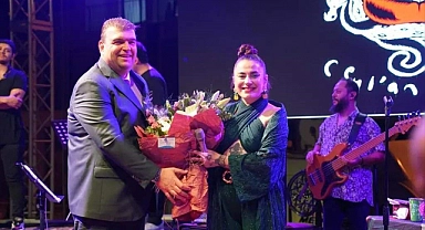 Seferihisar'da Ceylan Ertem konser verdi