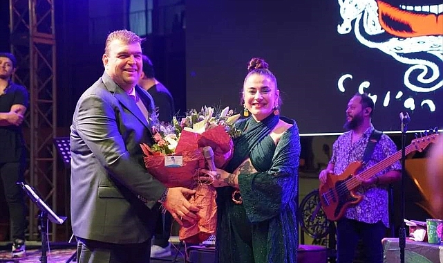 Seferihisar'da Ceylan Ertem konser verdi