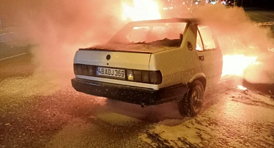 Seyir halindeki otomobilde çıkan yangın söndürüldü