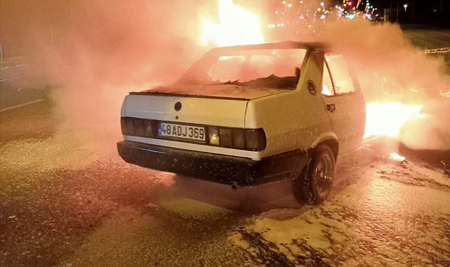 Seyir halindeki otomobilde çıkan yangın söndürüldü