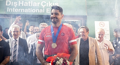 Taha Akgül, Ankara'da çiçeklerle karşılandı