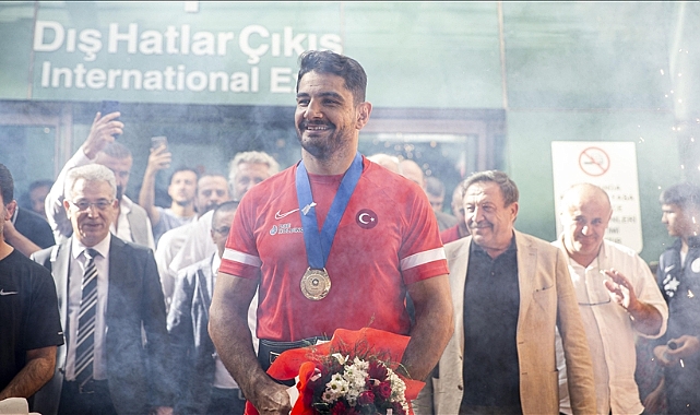 Taha Akgül, Ankara&#039;da çiçeklerle karşılandı