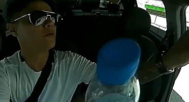 Taksinin güneşliğindeki parayı çaldı, fark edildiğini anlayınca kaçtı