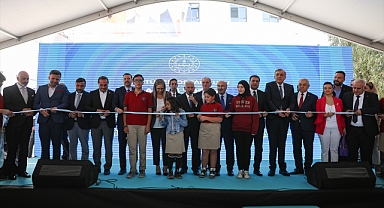 Yıldırım, İzmir'de okul açılışına katıldı