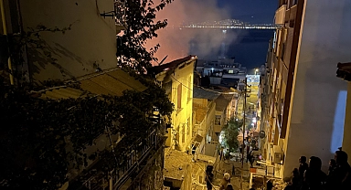 3 katlı binada çıkan yangında 2 kat tamamen yandı