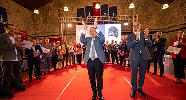 Başkan Soyer Zafer Yolu Yürüyüşü’ne katılanlara sertifikalarını verdi