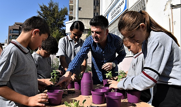 Bornovalı minikler toprakla buluştu