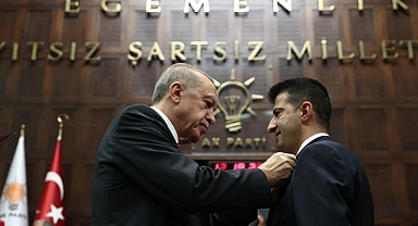 Çelebi'nin Rozetini Erdoğan Taktı