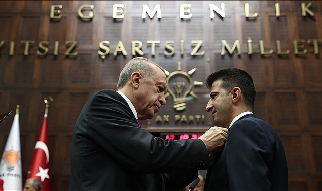 Çelebi'nin Rozetini Erdoğan Taktı