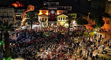 Çeşme’de Cumhuriyet coşkusu Suavi ile meydanlara taşacak