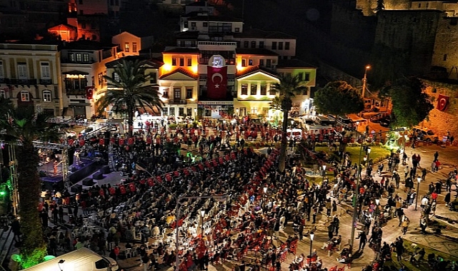Çeşme’de Cumhuriyet coşkusu Suavi ile meydanlara taşacak