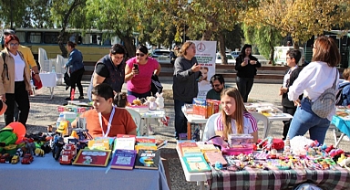Çocuk ikinci el pazarında oyuncaklar kapışıldı