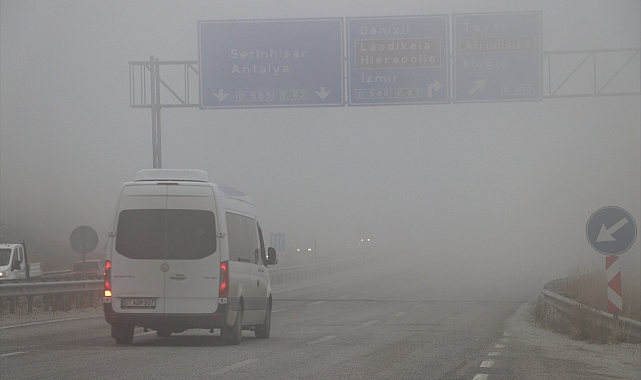 Denizli'de  etkili olan sis ulaşımı aksattı