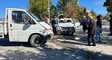 Denizli'de kamyonetle otomobilin çarpıştığı kazada 1 kişi öldü