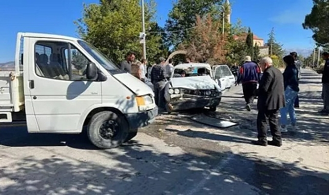 Denizli'de kamyonetle otomobilin çarpıştığı kazada 1 kişi öldü