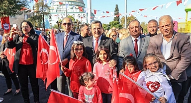 Gültepe’de Cumhuriyet Bayramı Türküler ve zeybekle kutlandı