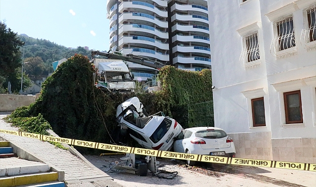 İzmir'de bir garip trafik kazası 1 ölü